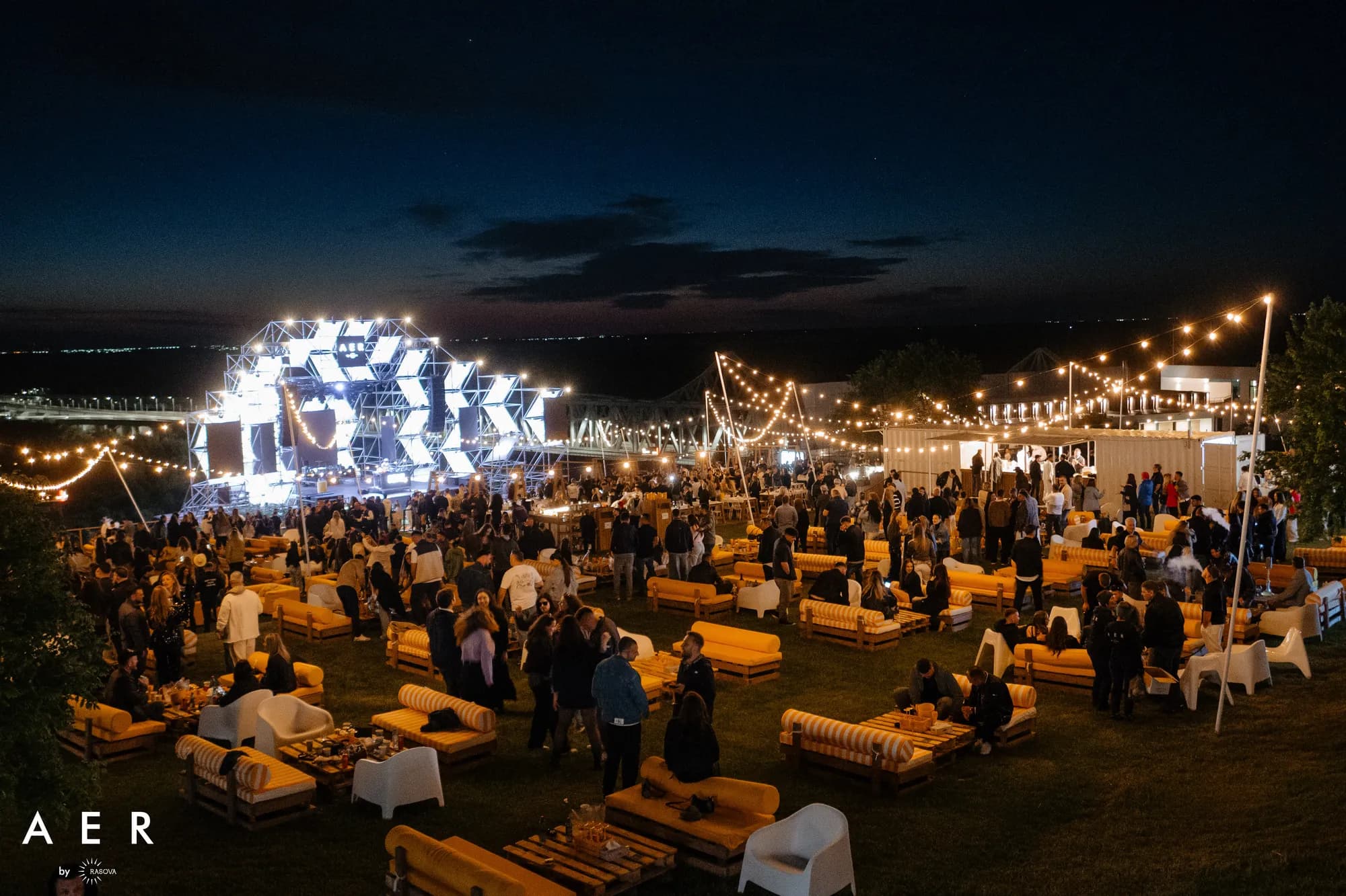 Venue-ul AER by Rasova la amurg, cu scena iluminată și Dunărea în fundal